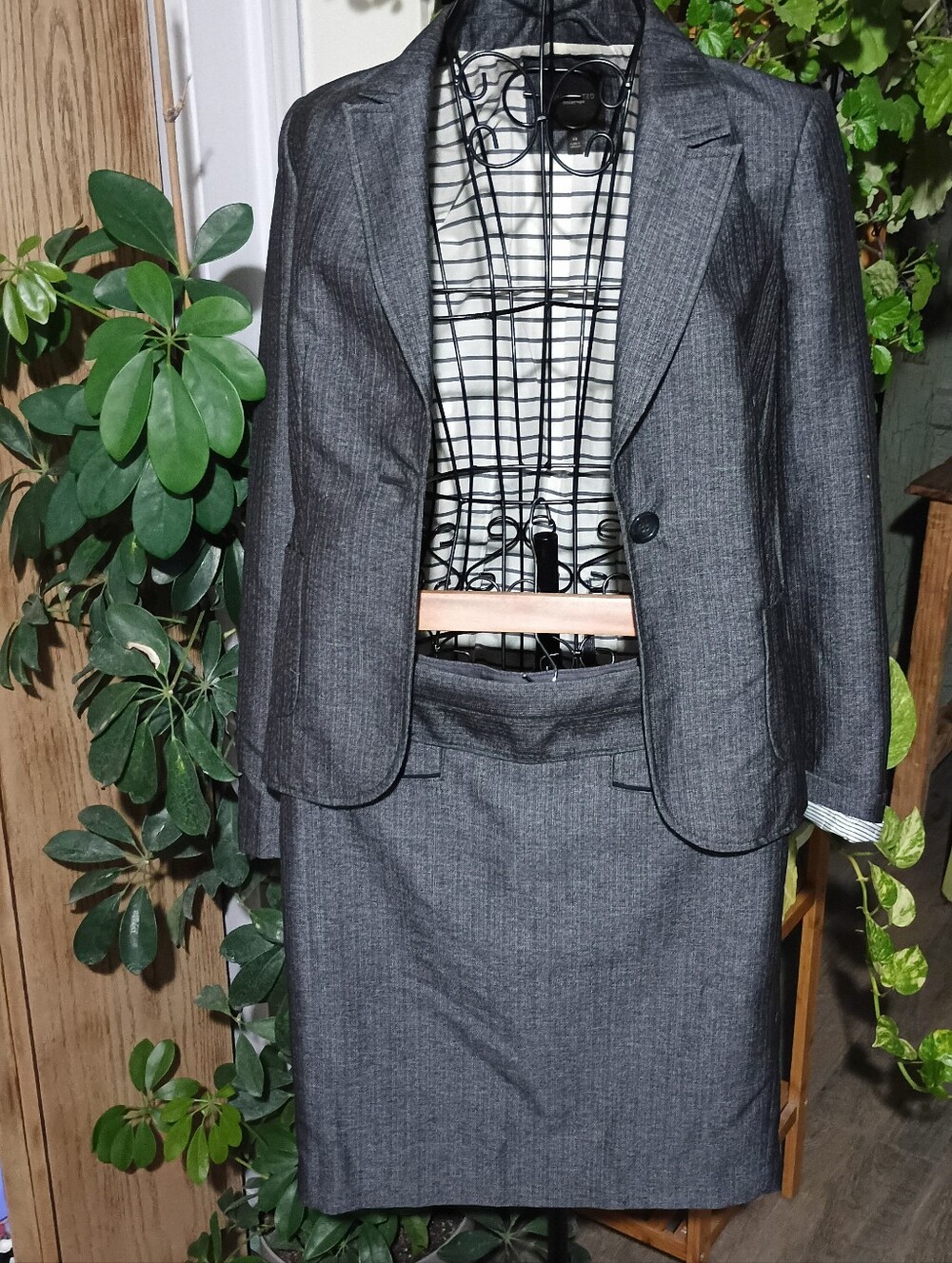 The Limited Collection: Women's Charcoal Gray Knee-Length Pencil Skirt Suit.